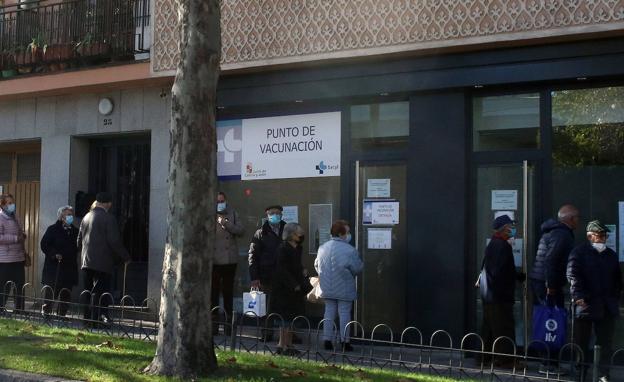 El centro de Padre Claret amplía de tres a cuatro las líneas de vacunación para evitar aglomeraciones