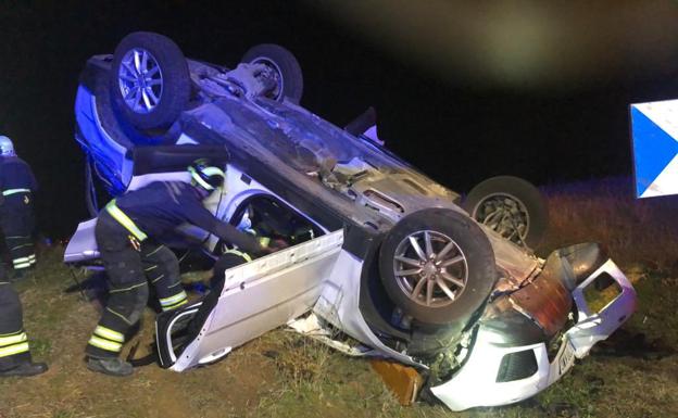Los bomberos excarcelan a un conductor de 70 años herido en Rueda