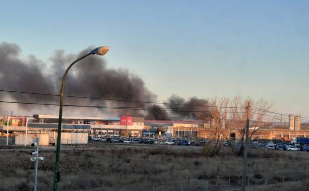 Controlado el incendio de Aranda de Duero en el que ha resultado herido un bombero