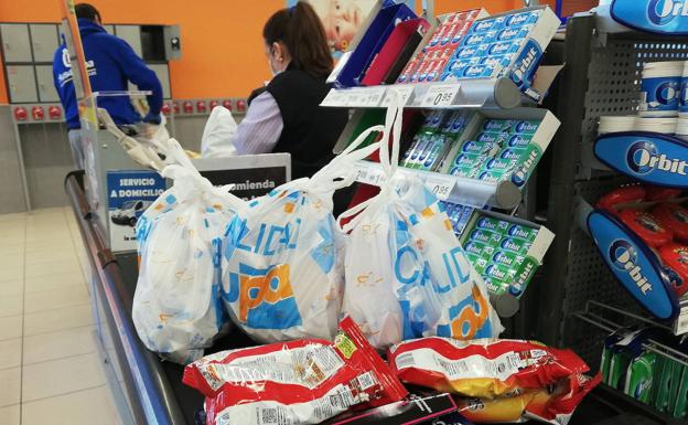 Alrededor de 160 empleados de siete supermercados de Segovia están llamados a parar en Navidad