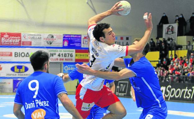 El Balonmano Nava salva un empate en el derbi (29-29)