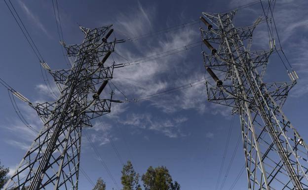 Torres eléctricas de alta tensión. /ep