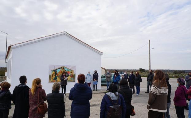 El Movimiento Feminista exige la restitución del mural contra la violencia de género de Villasdardo