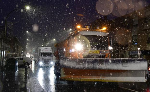 La nieve comienza a dificultar el tráfico en las provincias de Ávila, Segovia, Burgos y León