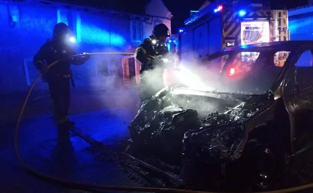El fuego calcina un vehículo en Quintanilla de Trigueros