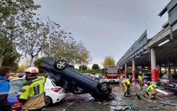 La conductora que se precipitó por el aparcamiento del Río Hortega permanece ingresada en la UCI