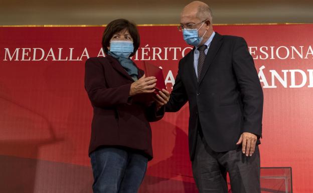 La familia de la cooperante asesinada en Etiopía, María Hernández Matas, recoge la Medalla al Mérito Profesional