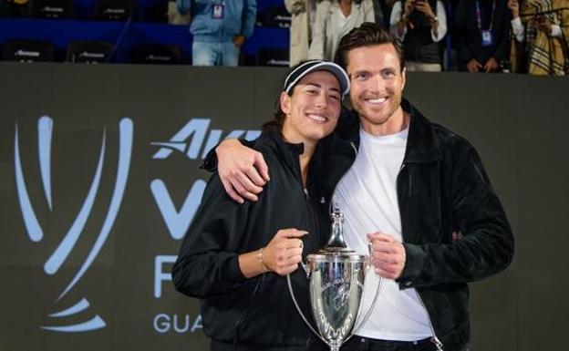 Garbiñe Muguruza posa, por primera vez, con su pareja, el atractivo divorciado Arthur Borges