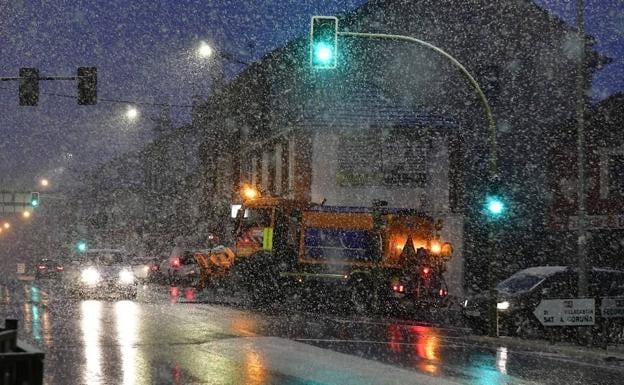 Las primeras nevadas del temporal causan problemas en las carreteras de la provincia