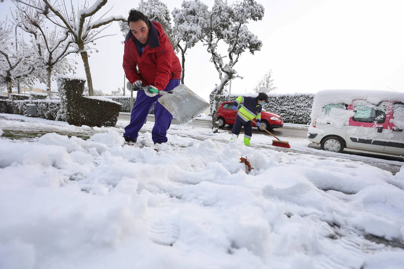 Los operarios se esmeran para adecentar las calles afectadas por la nieve