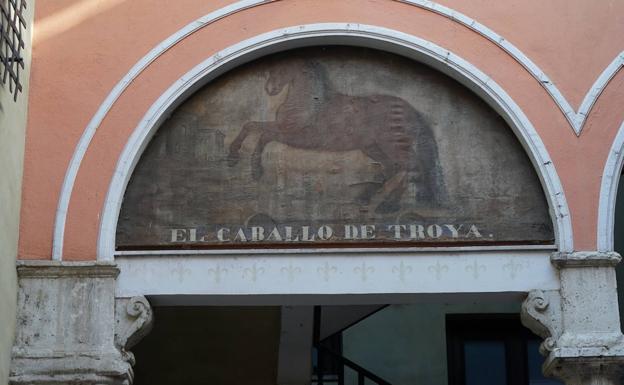 ¿Qué se oculta tras el mural del Caballo de Troya?