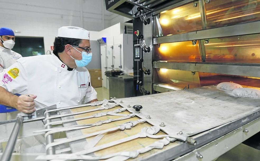 Suiza enseña a hacer pan en el Centro de Cereales de Palencia