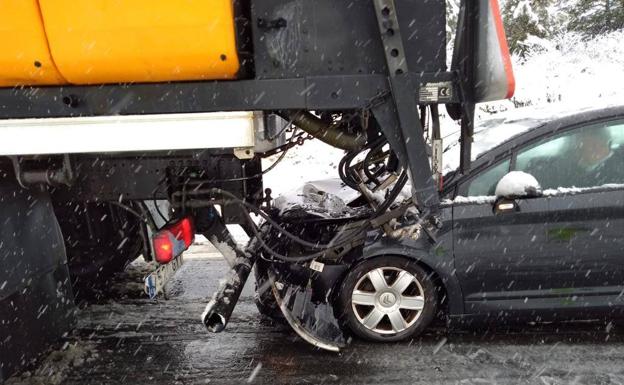 Dos accidentes motivados por la nieve obligan a cortar durante casi tres horas la N-122