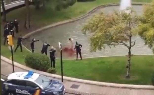 Muere un joven tras autolesionarse con un cuchillo en una fuente de Zaragoza