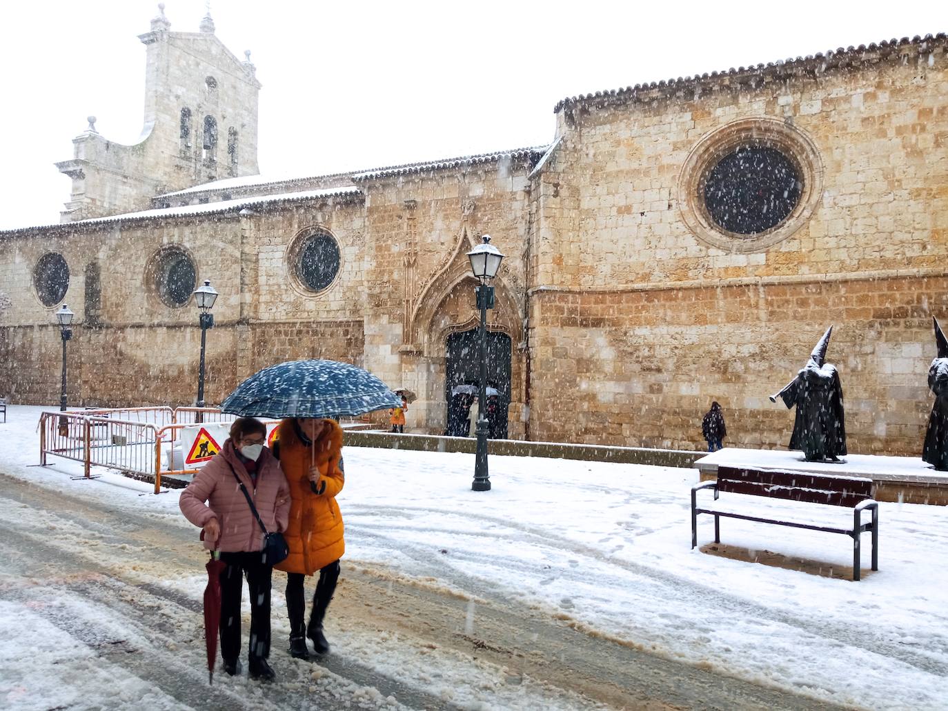 Nieva de forma copiosa en la capital palentina