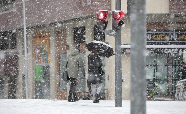 Valladolid capea el temporal sin calles cortadas y un dispositivo especial desplegado para esparcir sal