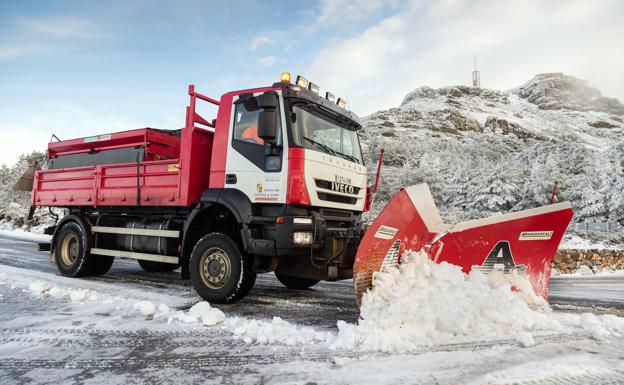 La nieve provoca problemas en carreteras secundarias de Ávila, Salamanca y Soria