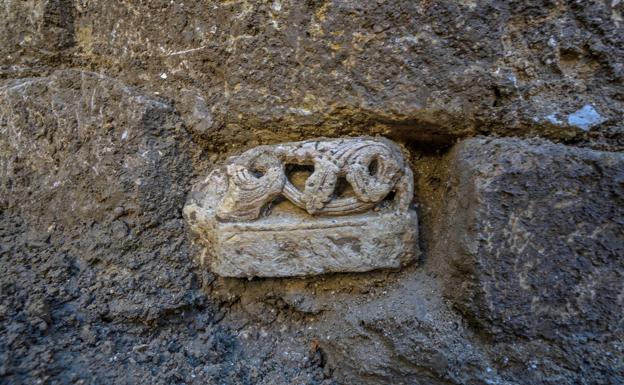 Las obras en el claustro de San Zoilo de Carrión de los Condes sacan a la luz dos tumbas y restos románicos