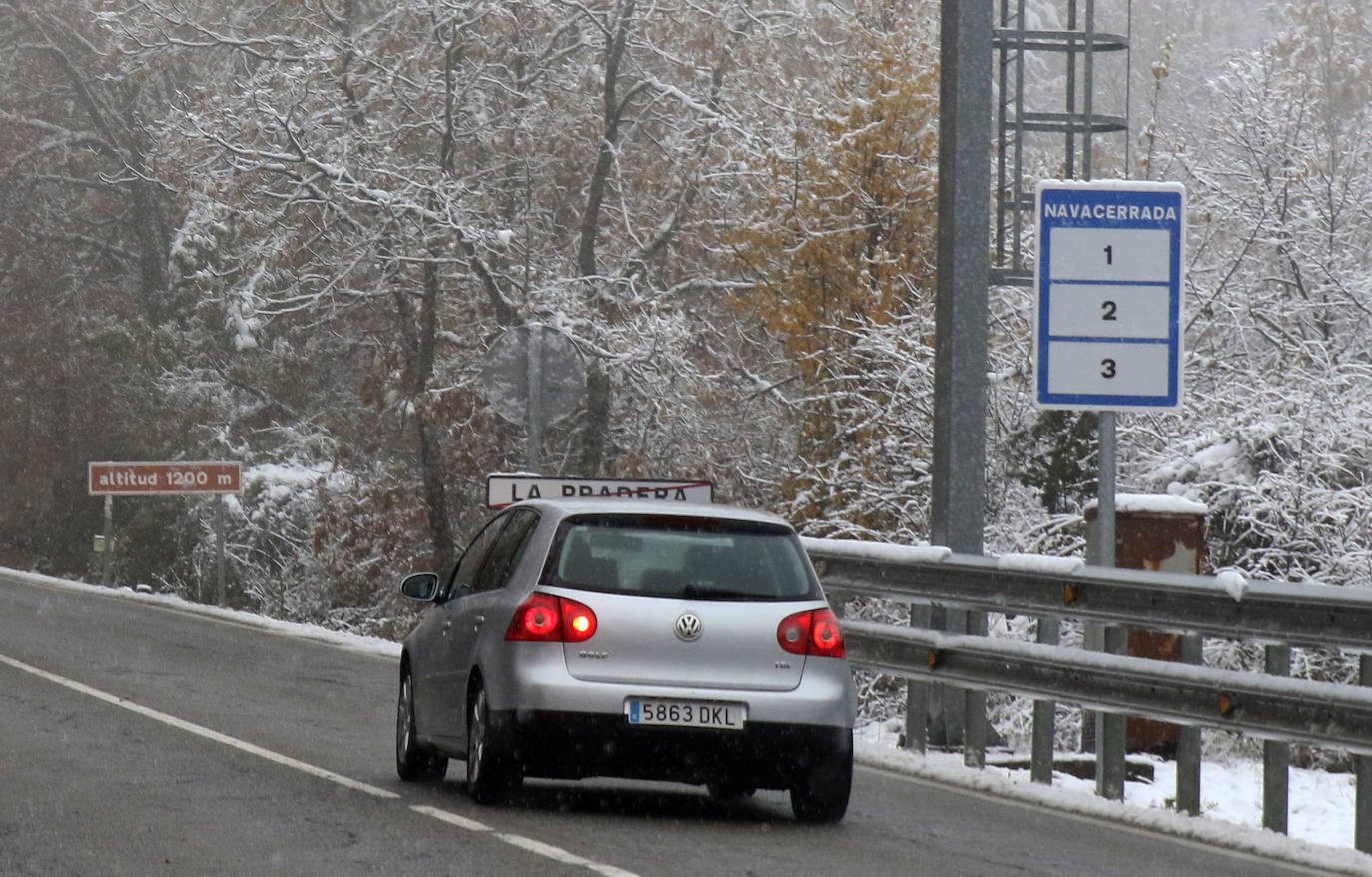 La nieve dificulta la circulación en varias vías a primera hora de la mañana