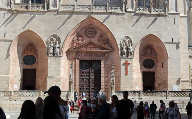 La campaña contra las puertas de la Catedral de Burgos alcanza las 75.000 firmas