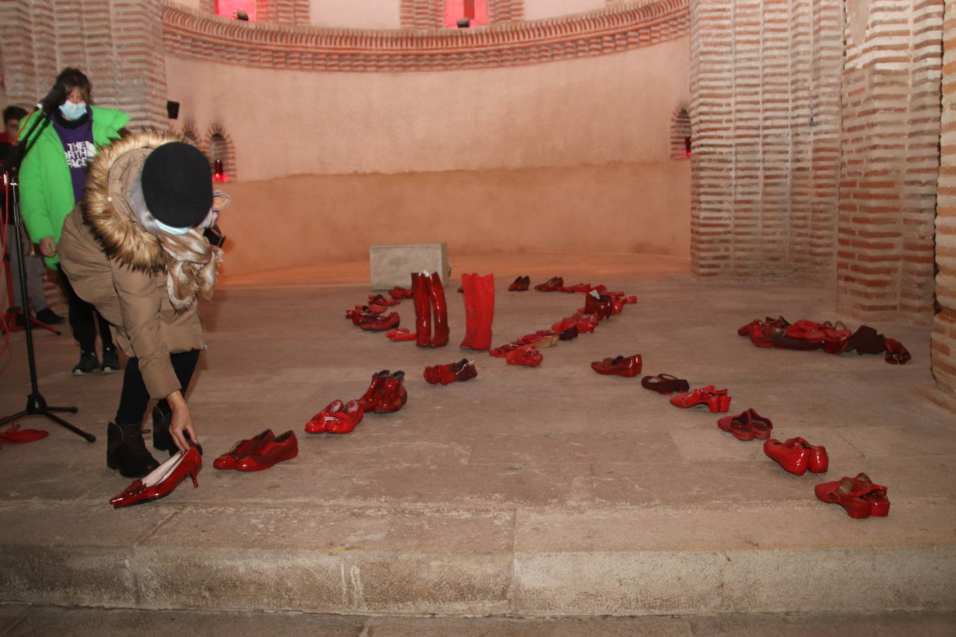 Cuéllar simboliza la lucha contra la violencia de género con 37 pares de zapatos rojos