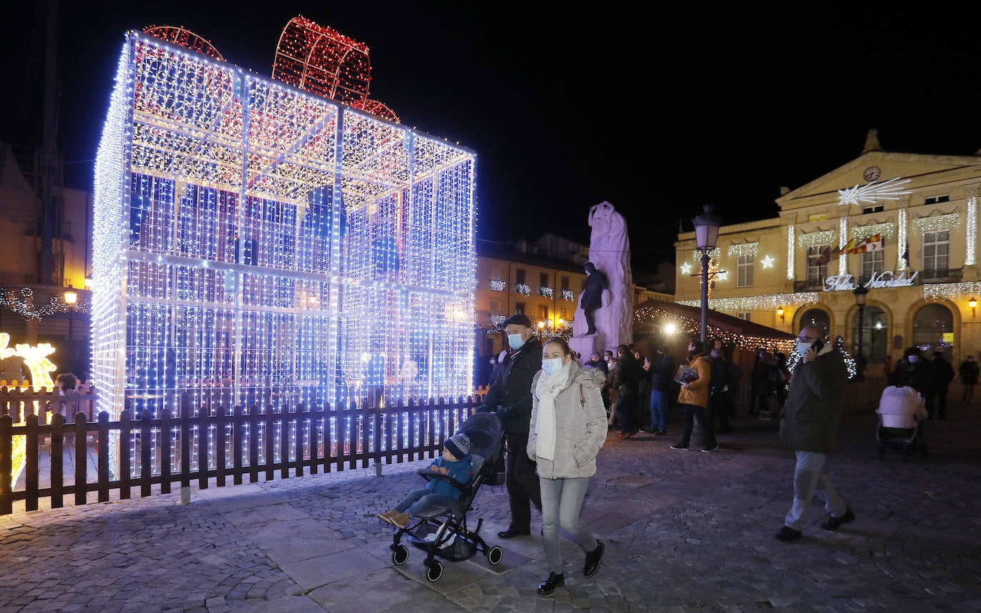La ciudad de Palencia enciende 2,5 millones de puntos de luz de Navidad