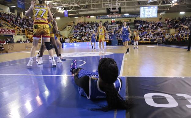 Un desacertado CB Avenida encaja la primera derrota liguera en el clásico (69-77)