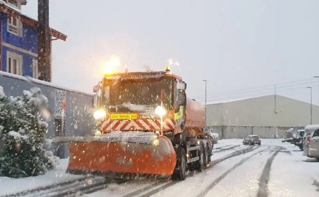 La nieve obliga a cortar de forma intermitente el tráfico de camiones en el norte de Palencia