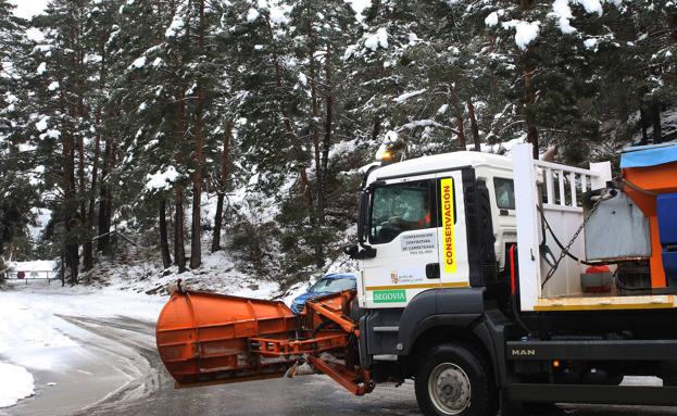 La nieve de las primeras horas ha complicado el tráfico pesado en la provincia
