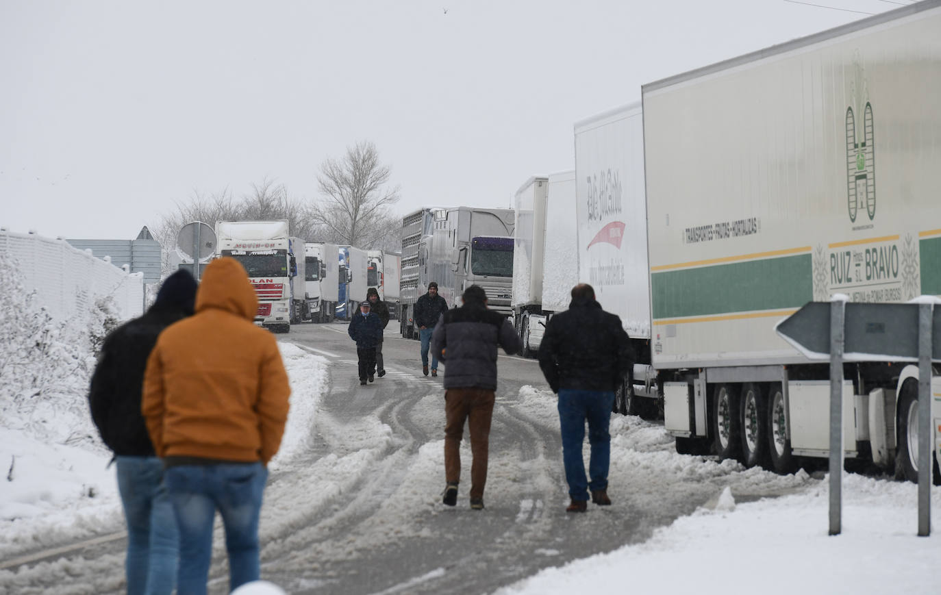Amaina el temporal de nieve, aunque todavía persisten los problemas en algunas carreteras