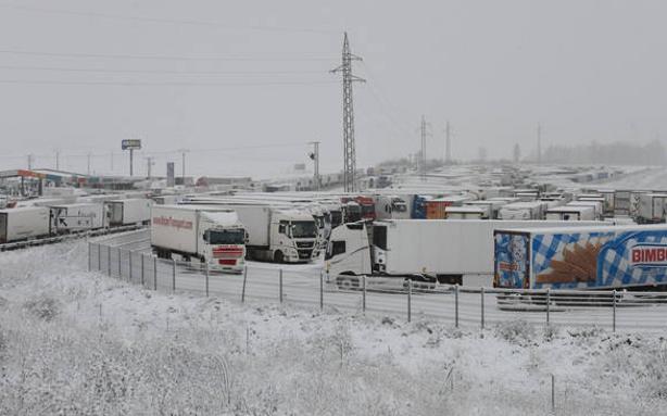 Articulan convoyes guiados por quitanieves para sacar del norte de Burgos a más de un millar de vehículos