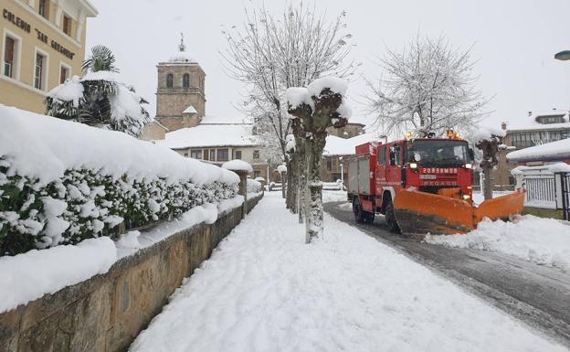 Las nevadas ponen en jaque al norte de Palencia y siguen los cierres intermitentes en las carreteras