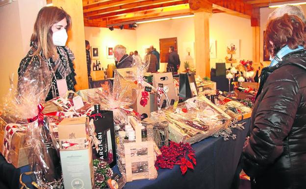 Cuéllar se inspira en su primera feria del producto local para regalar en navidades