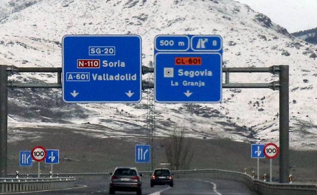 La nieve obliga a usar cadenas en una decena de carreteras de Castilla y León