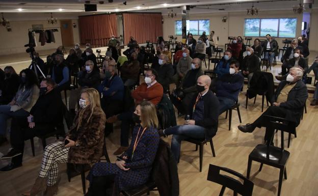 Un centenar de personas se dan cita en una charla-coloquio sobre gestión del lobo