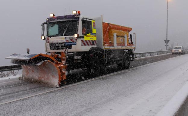 La nieve mantiene cerradas cuatro carreteras en Castilla y León