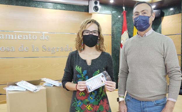El Ayuntamiento de Carbajosa entrega mascarillas reutilizables a los colegios del municipio