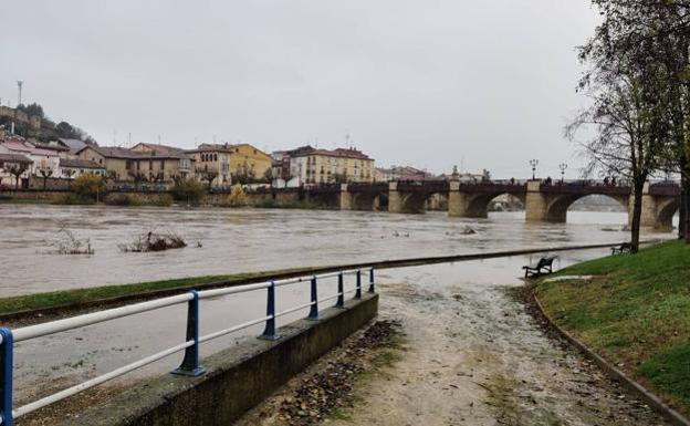 La nieve mantiene cortadas tres carreteras de la red secundaria en Burgos y León