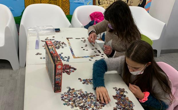 Guijuelo Joven celebra el noveno concurso intergeneracional de puzles