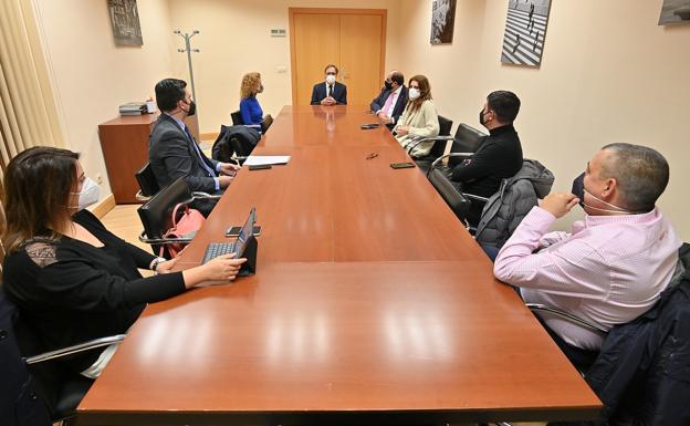 García Carbayo traslada su apoyo a los trabajadores de Unicaja y señala la necesidad de que se llegue a un acuerdo satisfactorio