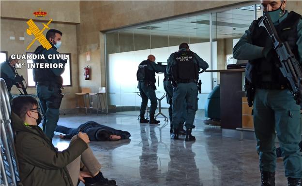 La Guardia Civil ejecuta un simulacro de atentado terrorista en el Aeropuerto de Salamanca