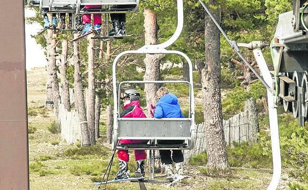 Los ecologistas defienden la «reconversión sostenible» de la estación de Navacerrada