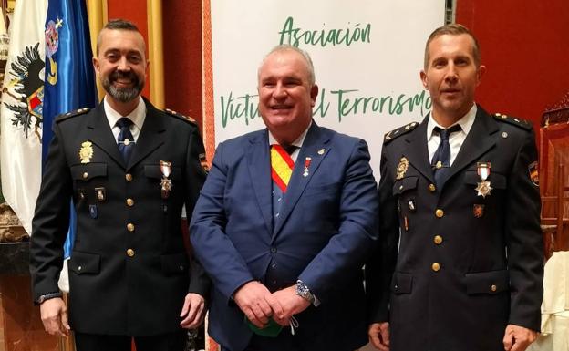 Las víctimas del terrorismo condecoran a dos policías palentinos