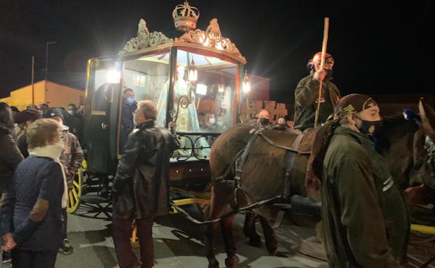 La Virgen de los Pegotes se pasea por Nava del Rey alumbrada por un centenar de hogueras