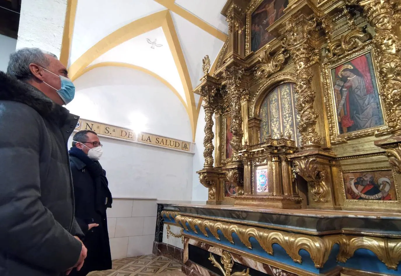 La restauración del retablo de la iglesia de Collado Hermoso saca a la luz la policromía original