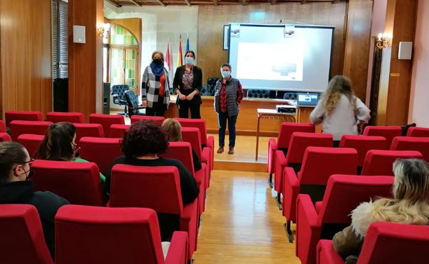 Las mujeres de Alba de Tormes participan en una jornada sobre inserción laboral