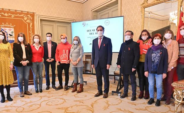 El alcalde destaca la importancia de la investigación y de la prevención en el Día Mundial de la Lucha contra el Sida