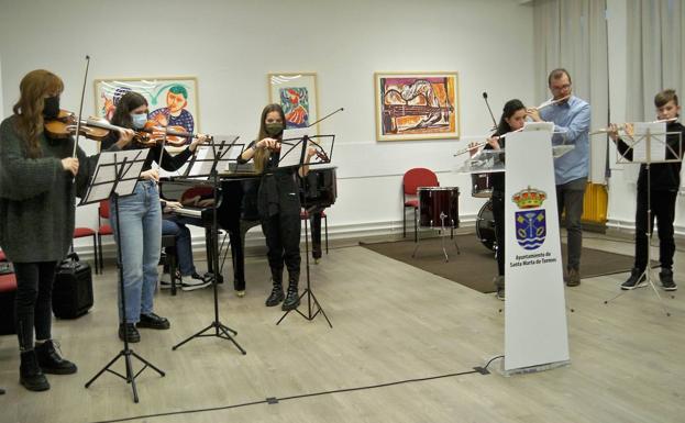 Los alumnos de canto y lenguaje musical inauguran el viernes las actividades navideñas de la escuela de música de Santa Marta