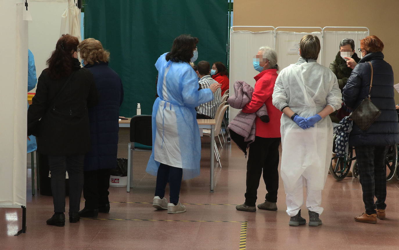 Sanidad vacunará con la tercera dosis del 4 al 13 de diciembre en el Pedro Delgado a los nacidos entre 1949 y 1961