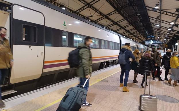 Detenido por deambular por las vías y obligar a parar un tren en Valladolid